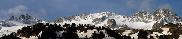 panoràmica del sector occidental del massís de la Maladeta amb la Torre Cordier panoràmica del sector occidental del massís de la Maladeta amb la Torre Cordier